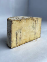 Load image into Gallery viewer, Dunbarton Blue Cheese
